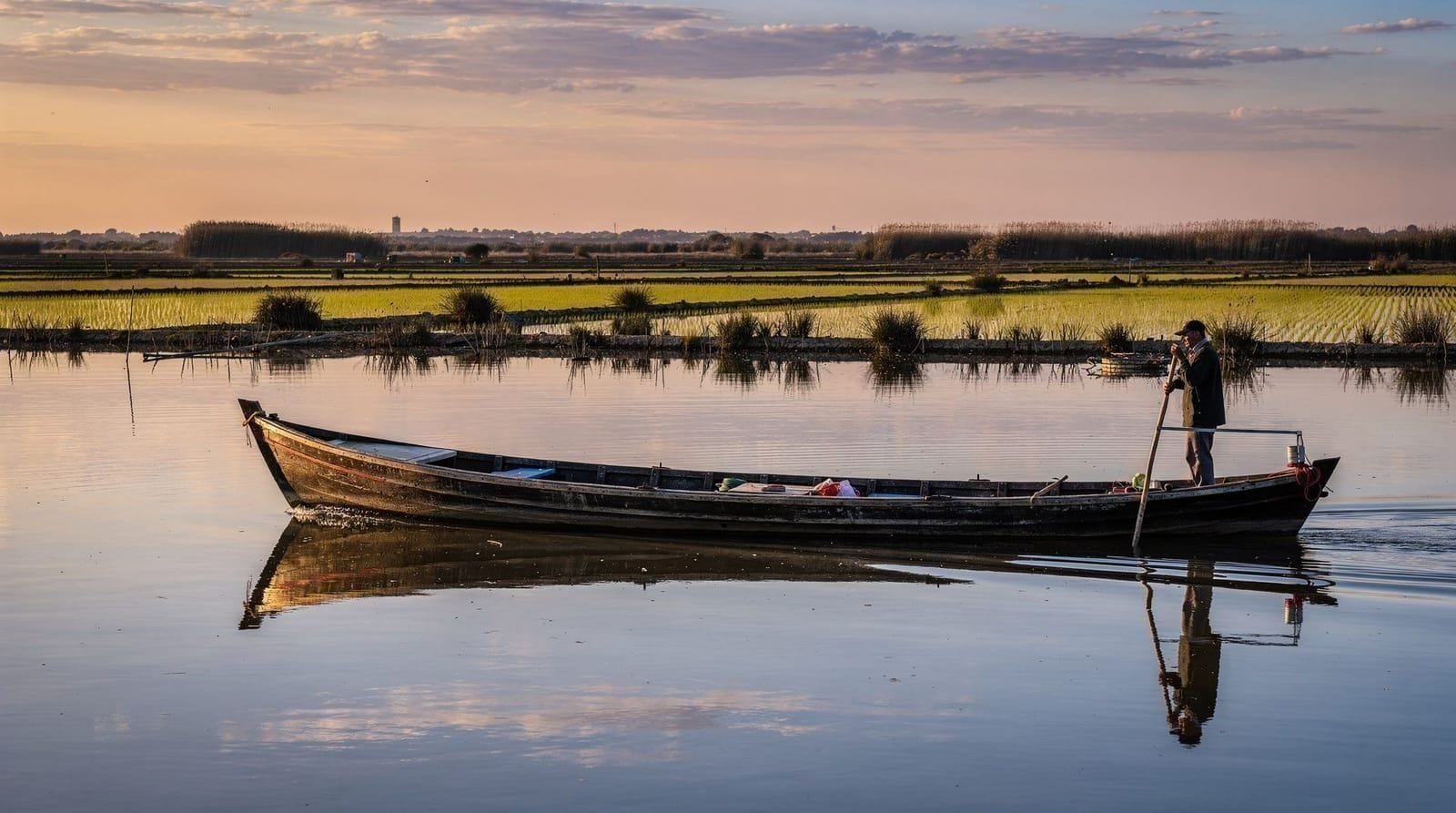 Passeio de barco ao pôr do sol na Albufera: o guia completo da lagoa de Valência ao anoitecer